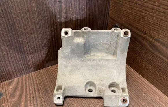 Iveco Daily 35 - 40.10 A/C compressor mount bracket 504047884