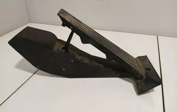 Accelerator throttle pedal