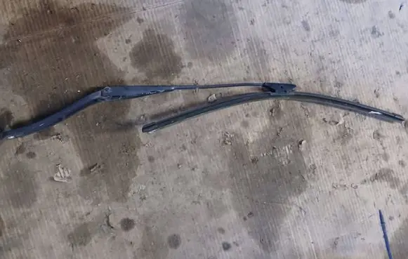 Front wiper blade arm