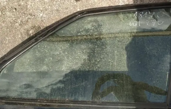 Volvo S70 V70 V70 XC Front door window glass four-door