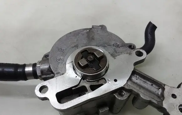 Volkswagen Golf IV Vacuum pump 