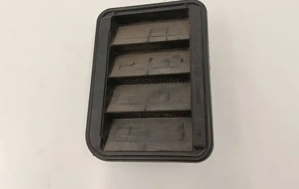 Quarter panel pressure vent