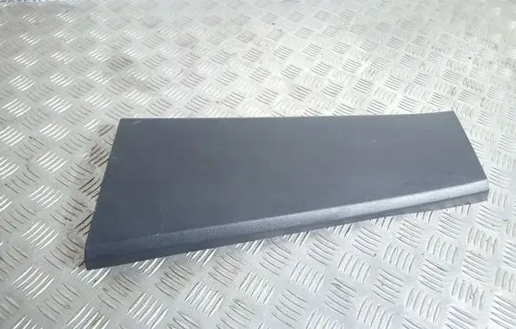 Land Rover Discovery 3 - LR3 (B) pillar trim (bottom) EMG500290
