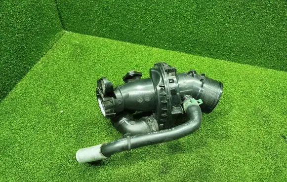 Renault Trafic III (X82) Air intake duct part 165761844R 1047863S01