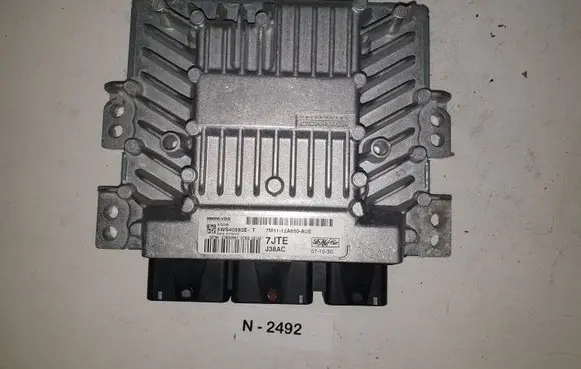 Ford C-MAX I Engine control unit/module 7M5112A650AUE