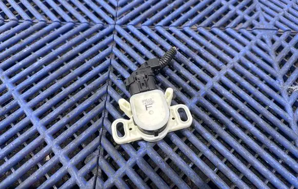 Toyota C-HR I Brake pedal sensor switch 8951047030F