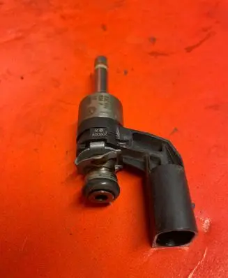 Volkswagen Golf VI Fuel injector 03C906036f
