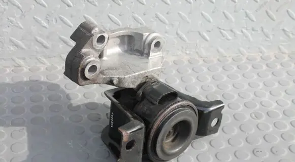 Nissan Pulsar Engine mount bracket