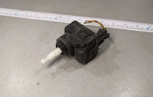 Opel Omega B2 Headlight level adjustment motor 90492832