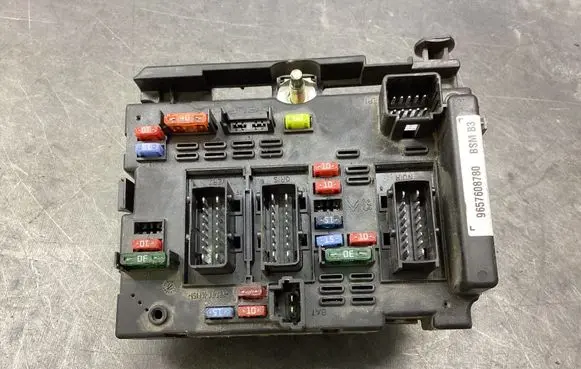 Peugeot 807 Fuse module 9657608780 54666882