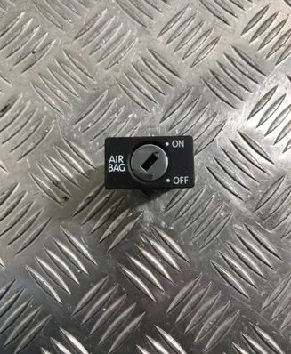 Passenger airbag on/off switch