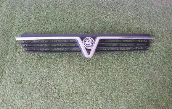 Opel Vivaro Front bumper upper radiator grill 91166762 8200044888