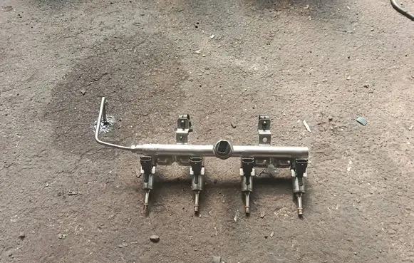 Citroen C4 II Picasso Fuel distributor 7568051 8004