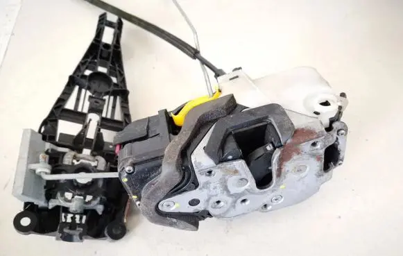 Opel Insignia A Front door lock 3023881
