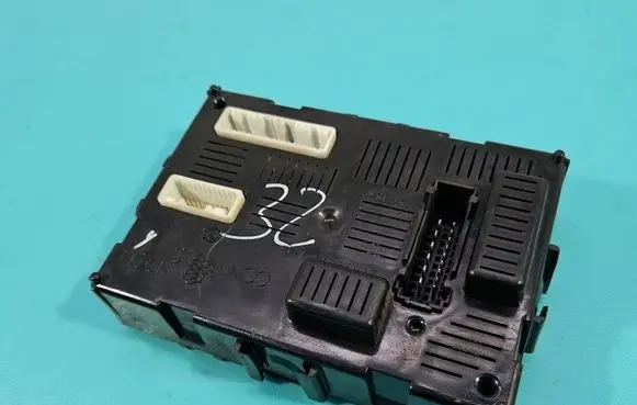 Renault Clio III Central body control module 8200343732 IMPRK1586024