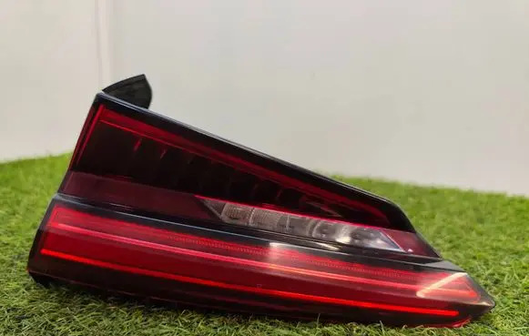 Tailgate rear/tail lights