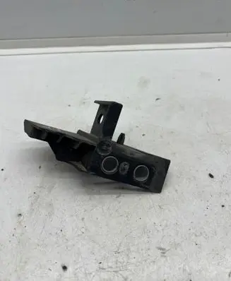 Headlight/headlamp mounting bracket