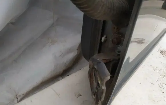 Suzuki Swift I Front door upper hinge