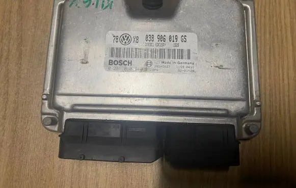 Volkswagen PASSAT B5.5 Engine control unit/module 038906019GS 0281010940 28SA5627
