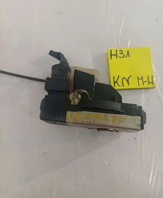 Opel Vectra B Front door lock 90507060