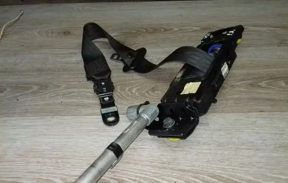 Volvo V50 Front seatbelt 30661789