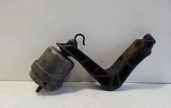 Volkswagen Transporter - Caravelle T4 Engine mount bracket 701199132C 028199207F