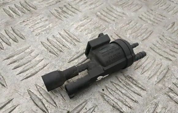 Engine mount vacuum valve