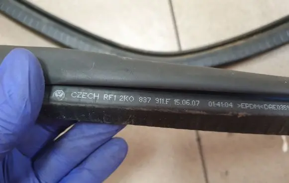 Volkswagen Caddy Front door rubber seal 2K0837911F