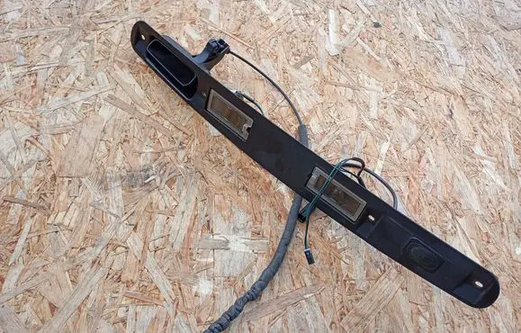 Trunk door license plate light bar