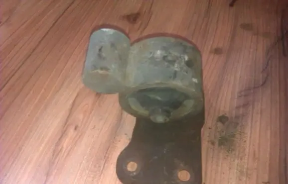 Mitsubishi Colt Engine mount bracket