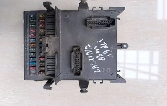 Renault Laguna II Fuse module 8200004201