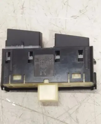 Lexus ES 250 - 300 - 330 Fuel tank opening switch 15F315
