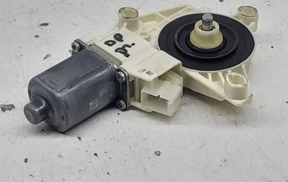 Mercedes-Benz E W212 Front door window regulator motor A2129066702
