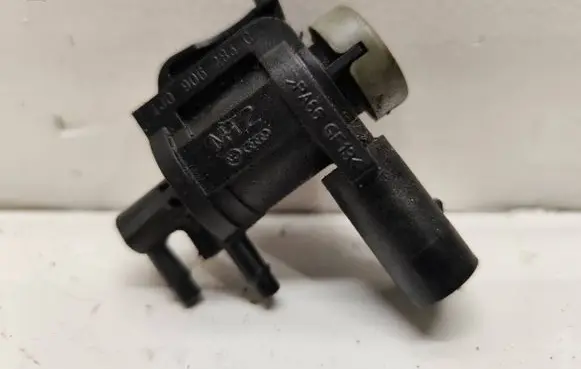 Volkswagen Touareg I Turbo solenoid valve 1J0906283C