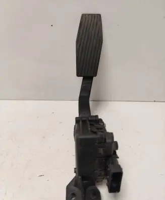 Accelerator throttle pedal