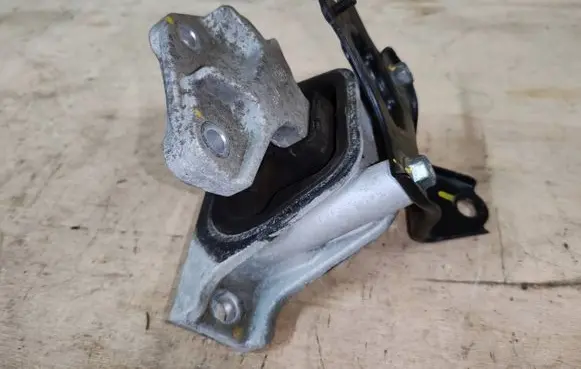 Suzuki Vitara (LY) Gearbox mounting bracket