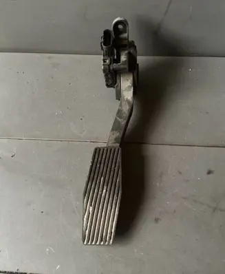 Accelerator throttle pedal
