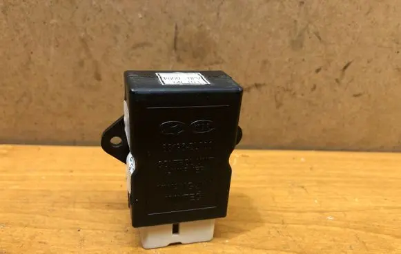 Hyundai i30 Seat belt warning relay 881962L000