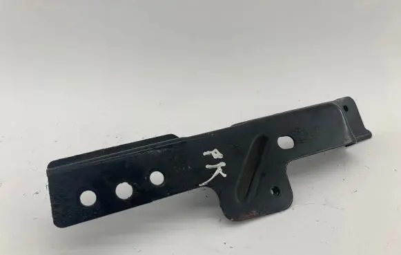 Audi Q7 4L Fender mounting bracket 4L0805697