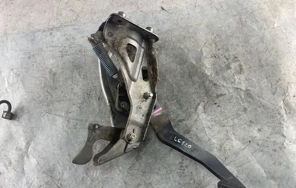Toyota Land Cruiser (J120) Brake pedal