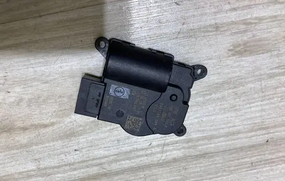 Audi Q3 F3 Air flap motor/actuator 2Q0907511F