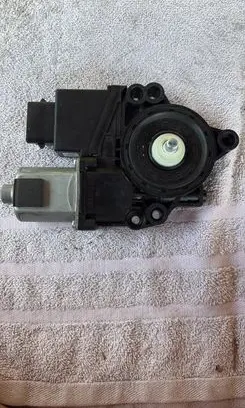 KIA Ceed Front door window regulator motor 82460A2010