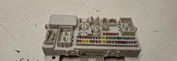 Mazda 3 I Fuse module 66730E 519197081 05009137
