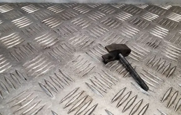 Chrysler 300 - 300C Fuel Injector clamp holder