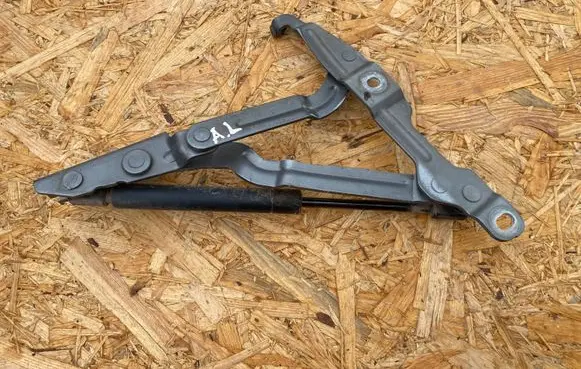 Audi A4 S4 B5 8D Tailgate/trunk/boot hinge 8D5827302A