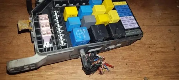 Hyundai Elantra Fuse box set 913042d250 3z17213
