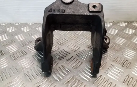 Honda FR-V Engine mounting bracket