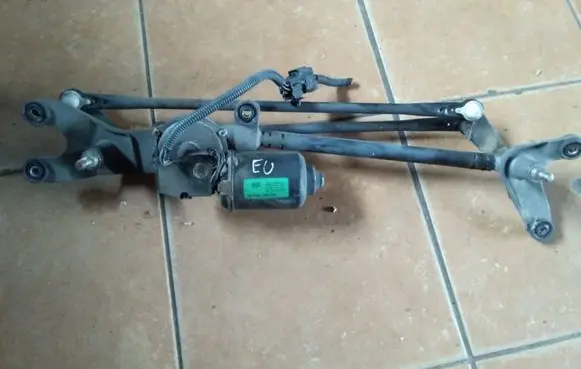 Front wiper linkage