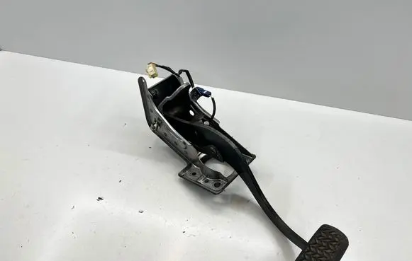 Toyota Hilux (AN10, AN20, AN30) Brake pedal