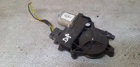 Citroen C5 Front door window regulator motor 128000782 0130822445